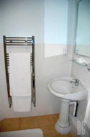 White Gates Hotel Binfield 外观 照片