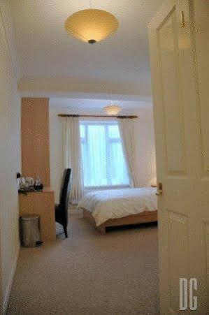 White Gates Hotel Binfield 外观 照片