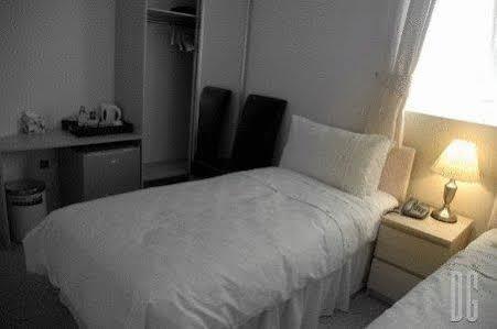 White Gates Hotel Binfield 外观 照片